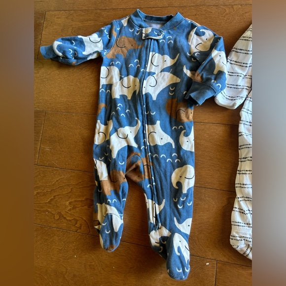 Bundle of 3 month old zip footie onesies - Picture 4 of 8